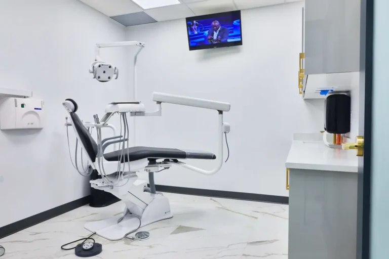Surgical room at Yonge & Front Dental used for wisdom teeth removal